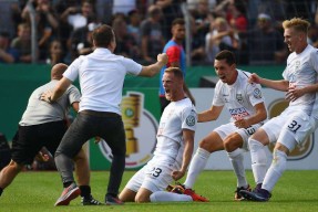 开云官网关于拜仁慕尼黑清晨主帅复盘波尔图围绕德国杯遗憾出局，网友：今晚门兴格拉德巴赫官宣签约的信息